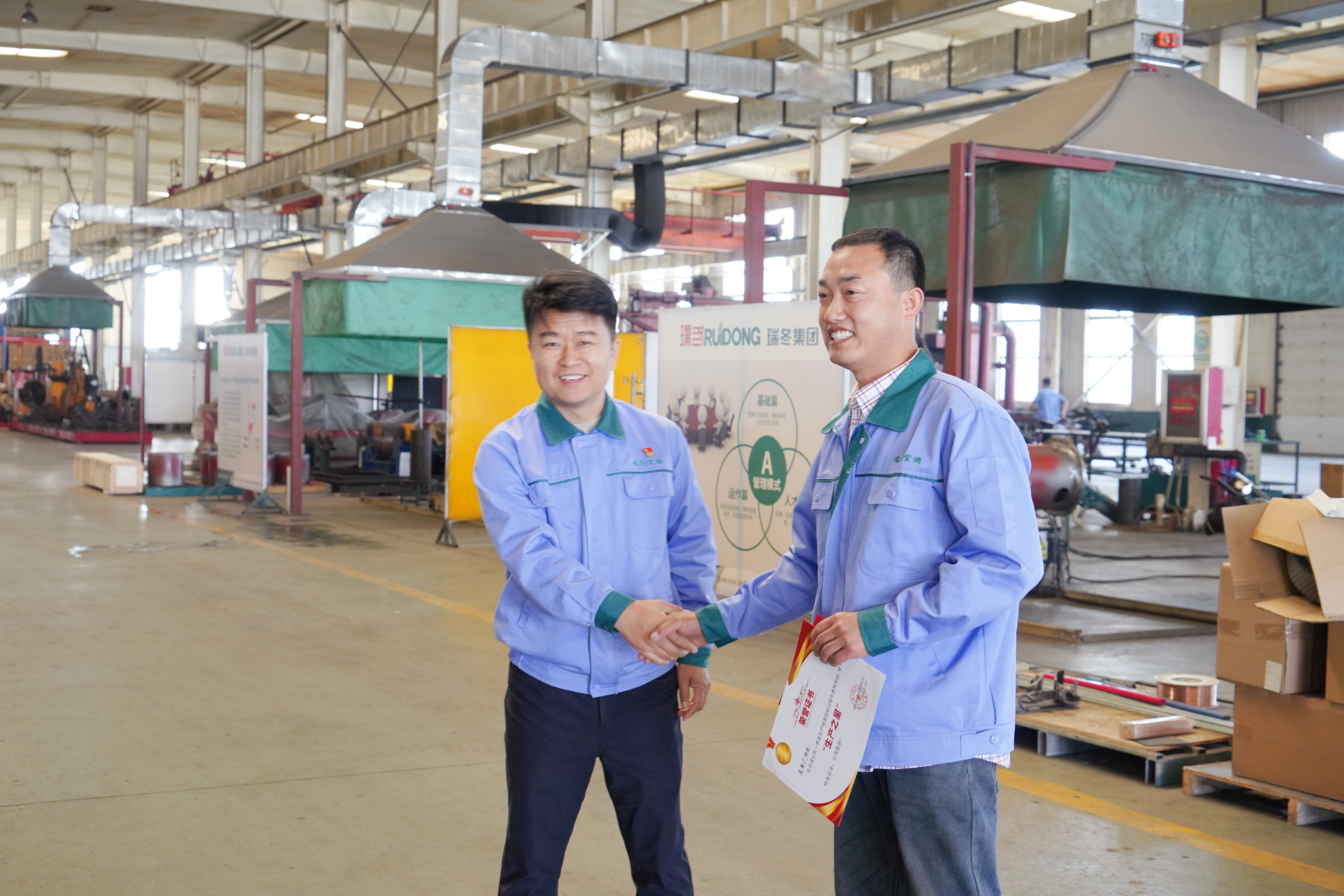 예에 의해 새로운 고품질 개발의 새로운 여정을 이끌고 있습니다